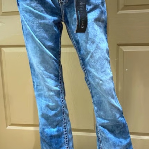 NWT ARIYA Juniors/Women's jeans size 11/12 - Picture 1 of 4